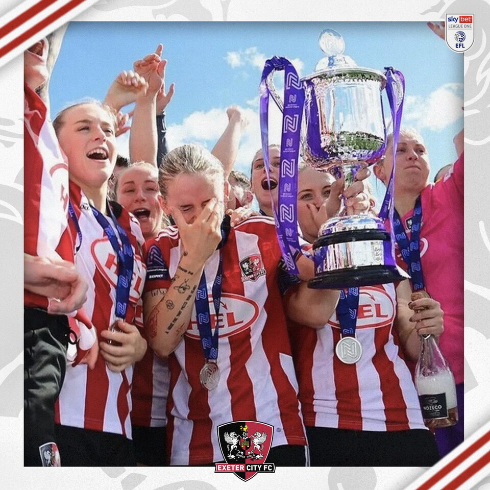 Manfy Sharpe lifts the trophy