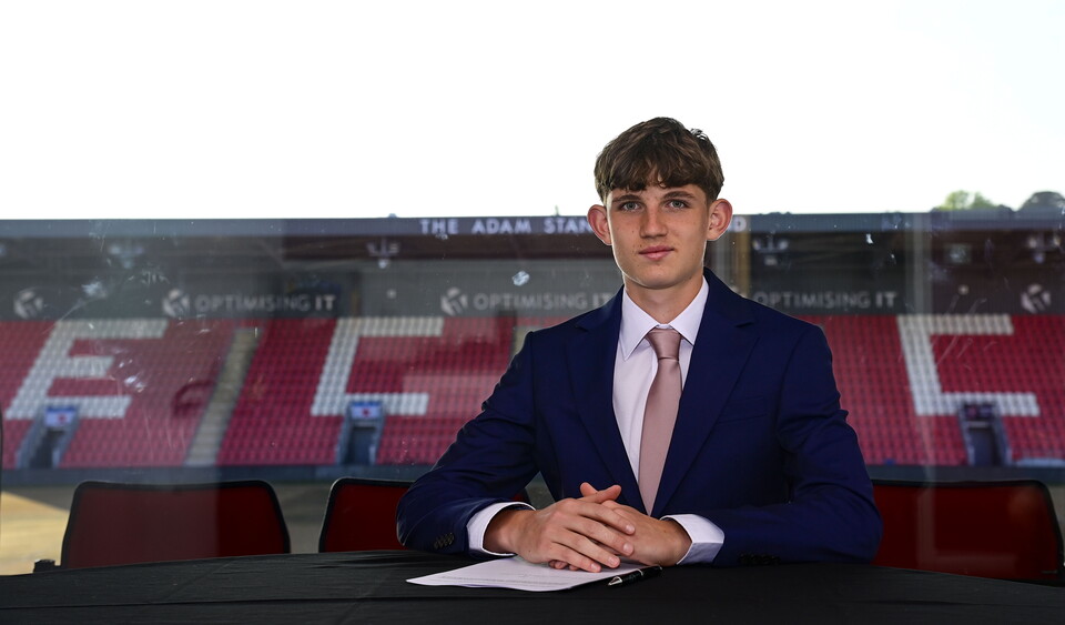 Tobias Alsop signing his scholarship 