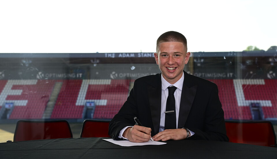 Image of Jack Belotti Signing his scholarship
