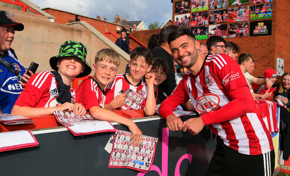 Reece Cole signs autographs