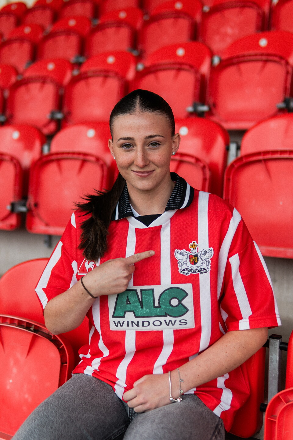 Image of Georgia Vaccaro, City Women's latest signing, pointing at City's badge.