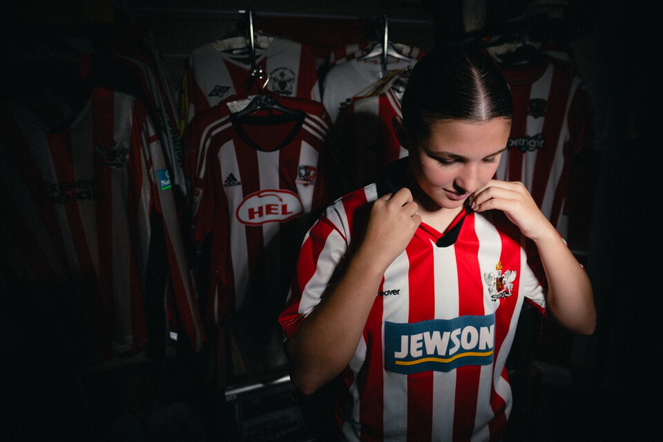Fearne Slocombe adjusting the collar on her retro shirt