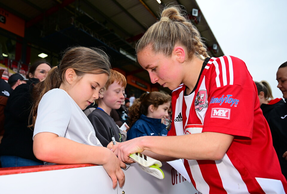 Image of Ishbel Zuurmond signing a ball