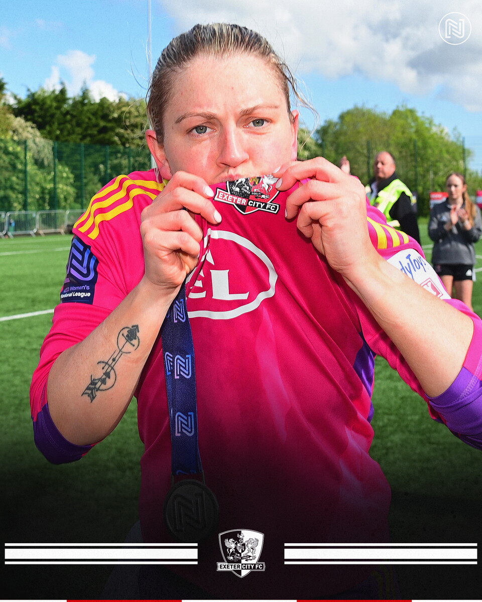 Image of Abbi Bond kissing the Exeter City badge